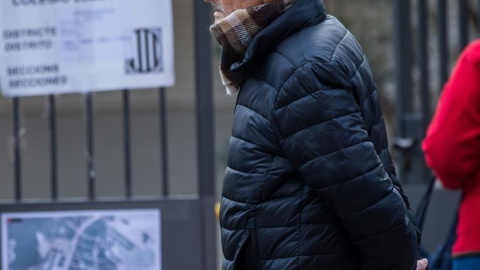 Un ciudadano espera para votar en el exterior del colegio electoral Narcís Monturió de Barcelona. / EFE