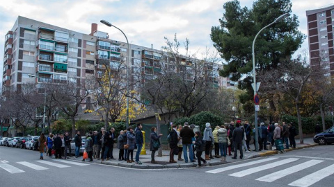 Largas colas en una jornada histórica en Catalunya. / EFE