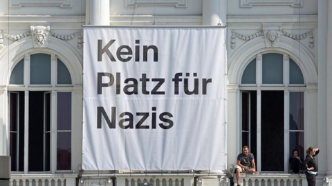 Manifestantes alemanes colocan una pancarta en la que se puede leer "No hay lugar para los nazis". REUTERS/Fabian Bimmel Manifestantes alemanes colocan una pancarta en la que se puede leer "No hay lugar para los nazis". REUTERS/Fabian Bimmel