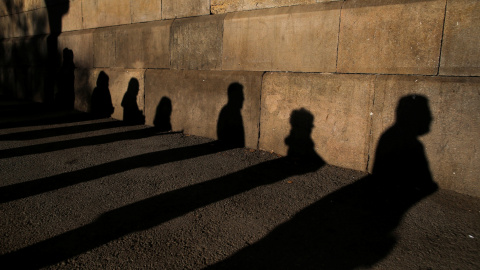 Sombras de la gente que hace cola a las puertas de los colegios electorales. / Reuters