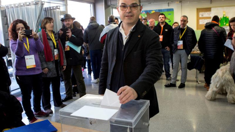 El exconseller Jordi Turull y numero cuatro por la lista de JxCat, votando. / EFE