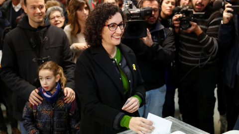 Marta Rovira, secretaria general de ERC, deposita su voto en la urna. / EFE