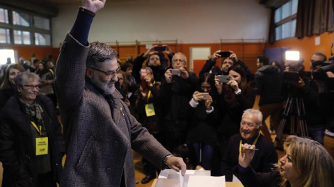 El líder de la CUP, Carles Riera, en el momento de votar. / EFE