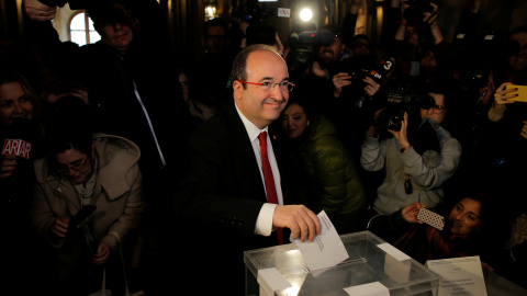 El candidato socialista a las elecciones catalanas Miquel Iceta depositando su voto. / Reuters