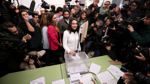 La candidata de Ciudadanos, Inés Arrimadas, ejerciendo su derecho de voto. REUTERS
