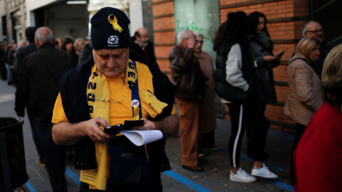 Un hombre con lazos amarillos a la salida de su colegio electoral de Barcelona. REUTERS/Jon Nazca