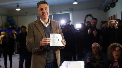 El cabeza de lista a la presidencia de la Generalitat por el PPC, Xavier García Albiol, muestra su voto en la Escola Lola Anglada en la ciudad de Badalona. EFE/Alejandro García