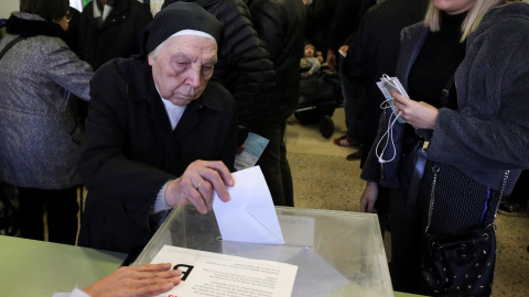 Una monja vota en su colegio electoral de Barcelona. REUTERS/Albert Gea Una monja vota en su colegio electoral de Barcelona. REUTERS/Albert Gea