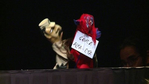 Escena de la obra de los titiriteros representada por Alberto San Juan y Gloria Muñoz. EUROPA PRESS Escena de la obra de los titiriteros representada por Alberto San Juan y Gloria Muñoz. EUROPA PRESS