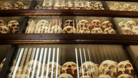 Osorio en el interior del mausoleo de la cárcel de Choueng Ek. - PAU GARCÉS