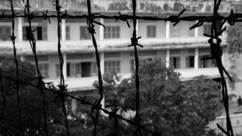 A través de la alambrada, en la S-21. - PAU GARCÉS