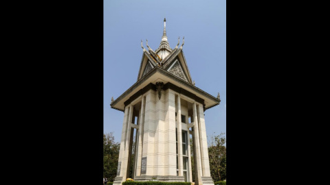 Mausoleo en honor de las víctimas, en Choueng Ek. - PAU GARCÉS