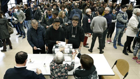Cues per votar al centre cívic La Sedeta de Barcelona / EFE Andreu Dalmau Cues per votar al centre cívic La Sedeta de Barcelona / EFE Andreu Dalmau
