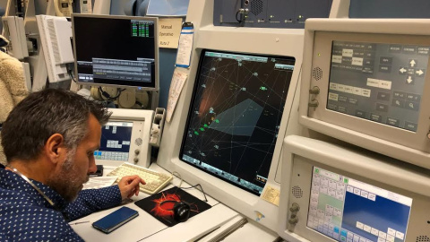 Jesús Corral es uno de los controladores aéreos del centro de Torrejón de Ardoz, en Madrid / PÚBLICO Jesús Corral es uno de los controladores aéreos del centro de Torrejón de Ardoz, en Madrid / PÚBLICO