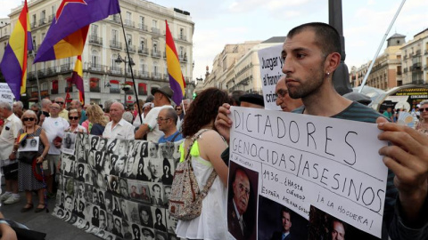 18/07/2019.- Concentración para exigir que Franco sea trasladado a un emplazamiento "que no pueda convertirse en lugar de exaltación" convocada por la campaña #NiValleNiAlmudena. EFE/Kiko Huesca 18/07/2019.- Concentración para exigir que Franco sea trasladado a un emplazamiento "que no pueda convertirse en lugar de exaltación" convocada por la campaña #NiValleNiAlmudena. EFE/Kiko Huesca