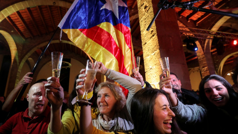 Varias personas celebran los resultados de las elecciones del 21-D en la sede de la Asamblea Nacional Catalana (ANC) en Barcelona. REUTERS / Albert Gea Varias personas celebran los resultados de las elecciones del 21-D en la sede de la Asamblea Nacional Catalana (ANC) en Barcelona. REUTERS / Albert Gea