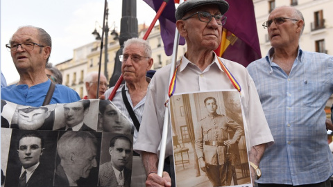 Manifestantes sosteniendo imágenes de sus familiares perdidos durante la dictadura franquista.  /  John Milner/ SOPA Images via ZUMA Wire/dpa