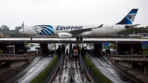 Un avión Airbus A330 de la aerolínea Egyptair aterriza en el aeropuerto Roissy-Charles de Gaulle cerca de París. - EFE Un avión Airbus A330 de la aerolínea Egyptair aterriza en el aeropuerto Roissy-Charles de Gaulle cerca de París. - EFE