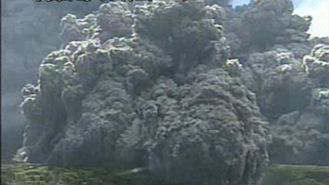 El volcán Shindake en la sureña isla japonesa de Kuchinoerabu-jima ha entrado en erupción este viernes, arrojando columnas de humo negro hacia el cielo y llevando al país a subir el nivel de alerta a 5, el más alto posible, según ha informa