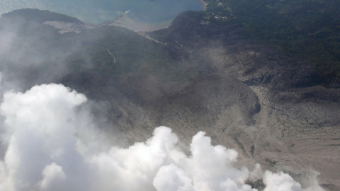 NHK informó de que el magma escupido por el volcán llegó hasta una de las playas de la isla, sin que hayan registrado heridos de gravedad./ REUTERS