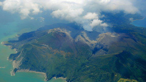 Sin embargo, dos personas tuvieron que ser trasladadas en helicóptero hasta la vecina isla de Yakushima, capital administrativa del archipiélago al que pertenece Kuchinoerabu, un hombre de 72 años que sufrió quemaduras leves en la frente y 