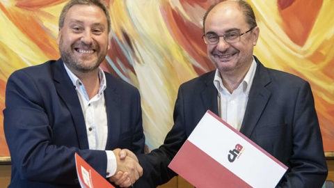 El presidente en funciones del Gobierno de Aragón, Javier Lambán, y el presidente de Cha, José Luis Soro, firmaron este viernes el acuerdo de investidura. / PSOE El presidente en funciones del Gobierno de Aragón, Javier Lambán, y el presidente de Cha, José Luis Soro, firmaron este viernes el acuerdo de investidura. / PSOE