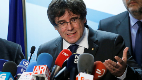 El president cesado Carles Puigdemont, número uno de la lista de Junts per Catalunya, durante su rueda de prensa en el Press Club Brussels Europe, tras las elecciones del 21-D. REUTERS/Francois Lenoir El president cesado Carles Puigdemont, número uno de la lista de Junts per Catalunya, durante su rueda de prensa en el Press Club Brussels Europe, tras las elecciones del 21-D. REUTERS/Francois Lenoir