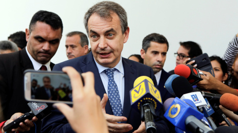 El expresidente de España Jose Luis Zapatero al salir de una reunión con los líderes de la oposición venezolana en Caracas, Venezuela. REUTERS/Marco Bello El expresidente de España Jose Luis Zapatero al salir de una reunión con los líderes de la oposición venezolana en Caracas, Venezuela. REUTERS/Marco Bello