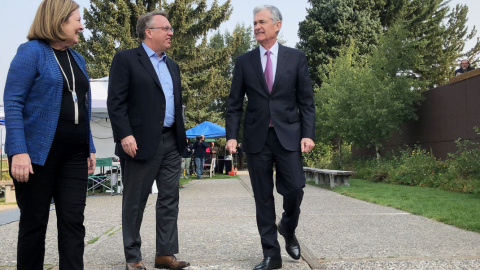 El presidente de la Reserva Federal (el banco central de EEUU), Jerome Powell (a la izquierda), conversa con los presidentes de la Fed de Nueva York y de NKansas City,John Williams y Esther George, a su llegada al foro de Jackson Hole (Wyo El presidente de la Reserva Federal (el banco central de EEUU), Jerome Powell (a la izquierda), conversa con los presidentes de la Fed de Nueva York y de NKansas City,John Williams y Esther George, a su llegada al foro de Jackson Hole (Wyo