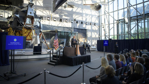 El vicepresidente de los Estados Unidos, Mike Pence, hace comentarios durante un evento en el que el traje espacial Apollo 11 de Neil Armstrong fue presentado por primera vez en 13 años. NASA