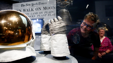 guantes extra vehiculares de Buzz Aldrin en la exhibición Destination Moon The Apollo 11 Mission