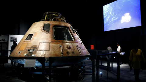 Los visitantes caminan alrededor del módulo de comando del Apolo 11