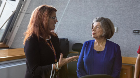 Charlie Blackwell-Thompson, conversa con JoAnn Morgan, miembro del equipo de lanzamiento de la era de Apolo