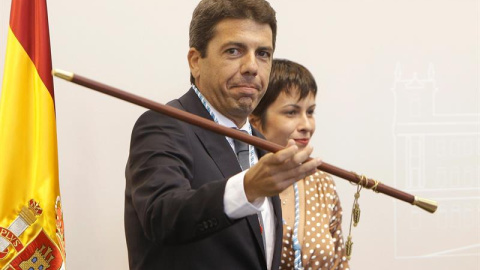 El popular Carlos Mazón toma el bastón de mando que le convierte en el nuevo presidente de la Diputación de Alicante, con el decisivo apoyo de Ciudadanos (Cs), este viernes. EFE El popular Carlos Mazón toma el bastón de mando que le convierte en el nuevo presidente de la Diputación de Alicante, con el decisivo apoyo de Ciudadanos (Cs), este viernes. EFE