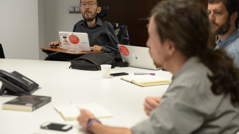 El líder de Podemos en Aragón, Pablo Echenique, escucha a Pablo Iglesias, duirante la reunión con los líderes regionales de la formación para debatir la estrategia de pactos tras el 24-M. El líder de Podemos en Aragón, Pablo Echenique, escucha a Pablo Iglesias, duirante la reunión con los líderes regionales de la formación para debatir la estrategia de pactos tras el 24-M.