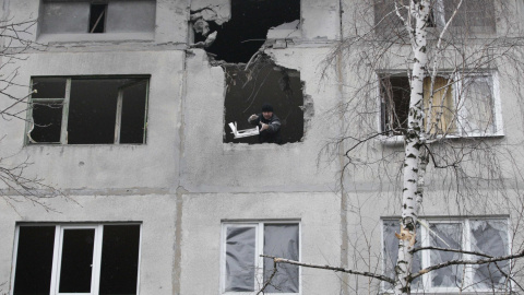 Un hombre lanza escombros desde un edificio en ruinas por los estragos de la guerra en Ucrania./REUTERS Un hombre lanza escombros desde un edificio en ruinas por los estragos de la guerra en Ucrania./REUTERS