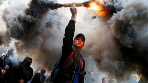 Simpatizantes de diferentes movimientos de extrema derecha queman bengalas durante una protesta en el centro de Kiev, Ucrania. REUTERS/Gleb Garanich