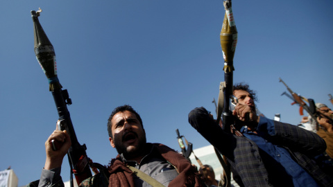 Dos hombres portan dos RPG por el conflicto armado en Yemen./REUTERS Dos hombres portan dos RPG por el conflicto armado en Yemen./REUTERS