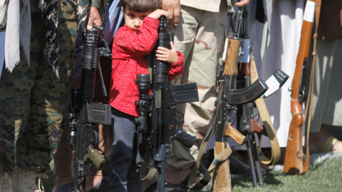 Un niño descansa apoyado sobre un arma en Yemen./REUTERS Un niño descansa apoyado sobre un arma en Yemen./REUTERS