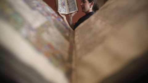 Una asistente de una galería lee 'Book of Hours' (Libro de las Horas) en Londres. REUTERS/Neil Hall