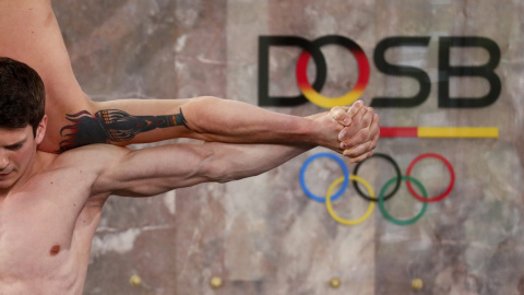 Unos gimnastas realizan una actuación durante una ceremonia que marca el 10 aniversario de la Confederación Alemana de Deportes Olímpicosen en Frankfurt, Alemania. REUTERS/Kai Pfaffenbach