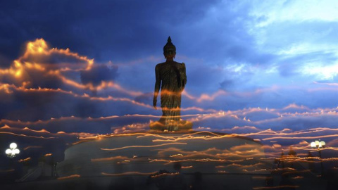 Un grupo de budistas rezan alrededor de una estatua en el parque Buddha Monthon durante la celebración del día del Buda en la provincia de Nakon Pathom, Tailandia. Los budistas celebran el Wesak (día del Buda), considerado el mayor evento d
