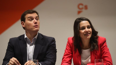 El presidente de Ciudadanos, Albert Rivera, y la candidata a la presidencia de la Generalitat Inés Arrimadas, durante la reunión del comité ejecutivo del partido en Barcelona. EFE/Javier Etxezarreta El presidente de Ciudadanos, Albert Rivera, y la candidata a la presidencia de la Generalitat Inés Arrimadas, durante la reunión del comité ejecutivo del partido en Barcelona. EFE/Javier Etxezarreta