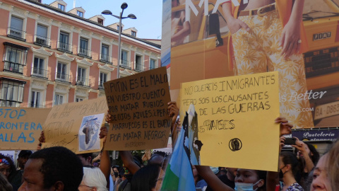 01/07/2022 Varios carteles en la manifestación contra la masacre de Melilla. Uno de ellos indica "No queréis migrantes, pero sois los causantes de las guerras en sus países". 01/07/2022 Varios carteles en la manifestación contra la masacre de Melilla. Uno de ellos indica "No queréis migrantes, pero sois los causantes de las guerras en sus países".