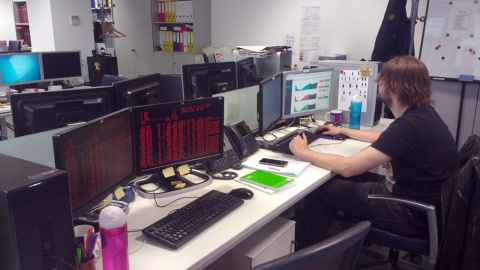 Un programador en su puesto de trabajo. /PÚBLICO Un programador en su puesto de trabajo. /PÚBLICO