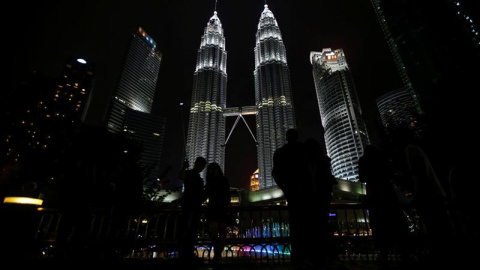 arias personas toman fotografías de las Torres Gemelas de Petronas momentos antes del apagón simbólico con motivo de la "Hora del Planeta" en Kuala Lumpur (Malasia) hoy, 25 de marzo de 2017. Los principales edificios y monumentos de Pamplon arias personas toman fotografías de las Torres Gemelas de Petronas momentos antes del apagón simbólico con motivo de la "Hora del Planeta" en Kuala Lumpur (Malasia) hoy, 25 de marzo de 2017. Los principales edificios y monumentos de Pamplon