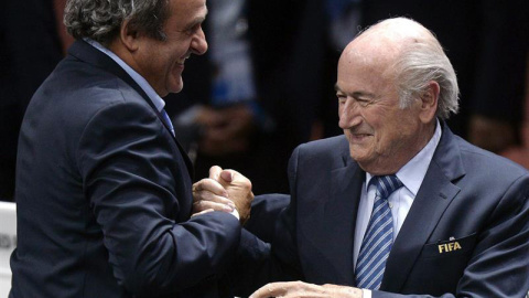 El presidente de la UEFA, Michel Platini, felicita a Joseph Blatter. / EFE El presidente de la UEFA, Michel Platini, felicita a Joseph Blatter. / EFE