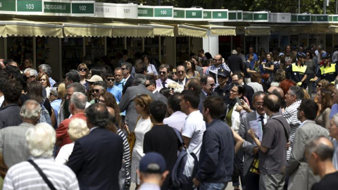 La 74 edición de Feria del Libro ha comenzado hoy en el Parque del Retiro con muchos lectores que esperan esta cita anual para acudir a buscar el libro deseado. EFE/Sergio Barrenechea La 74 edición de Feria del Libro ha comenzado hoy en el Parque del Retiro con muchos lectores que esperan esta cita anual para acudir a buscar el libro deseado. EFE/Sergio Barrenechea
