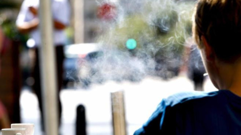 Un hombre fuma en un aterraza. EFE Un hombre fuma en un aterraza. EFE