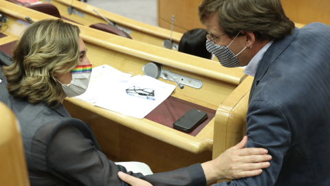 La alcaldesa de Barcelona, Ada Colau, y el alcalde de Madrid, José Luis Martínez-Almeida, conversan durante la inauguración de la jornada ‘Cities 2030, a 8 de septiembre de 2021. La alcaldesa de Barcelona, Ada Colau, y el alcalde de Madrid, José Luis Martínez-Almeida, conversan durante la inauguración de la jornada ‘Cities 2030, a 8 de septiembre de 2021.